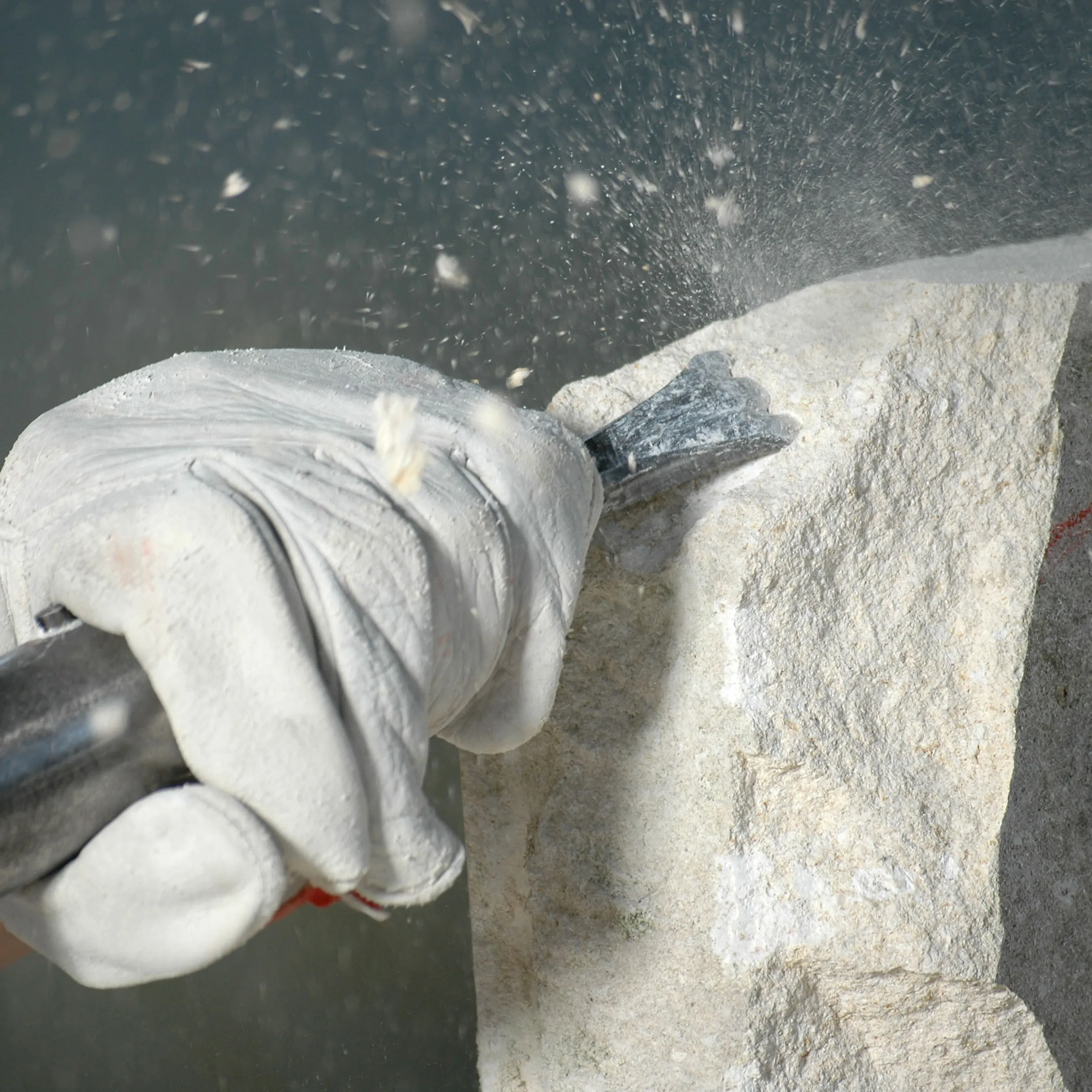 Bildhauer bei der Arbeit